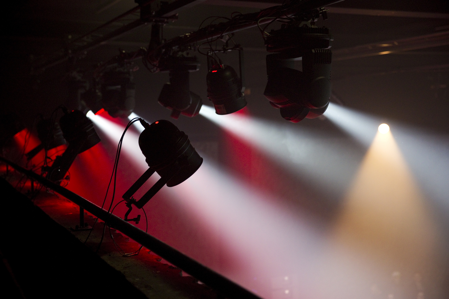 Projecteurs installés dans une salle
